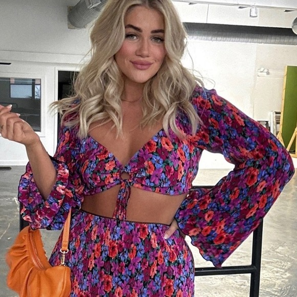 SOLD 💕Wild Fable Floral Bell Sleeve Tie Front Crop Top - Picture 5 of 12